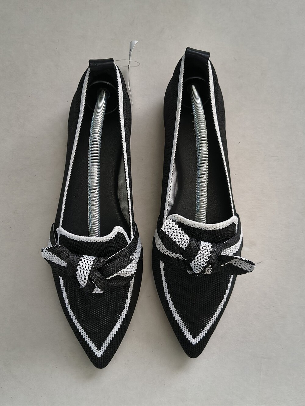Tahari Florentia Pointed Toe Knit Loafers Black White Bow Women's Size 7